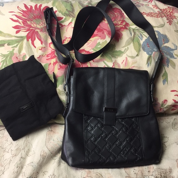 Tumi Handbags - TUMI Leather CrossBody Webbed Strap crossbody purse classic Commuter Travel